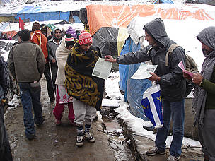 Awareness material being handed out to pilgrims
© Pankaj Chandan/WWF-India
© Pankaj Chandan/WWF-India