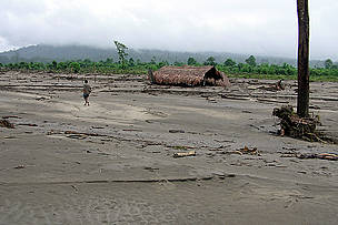 Flash flood in Bordikorai River in Nameri TR-2004
© Anupam Sarmah/WWF-India
© Anupam Sarmah/WWF-India